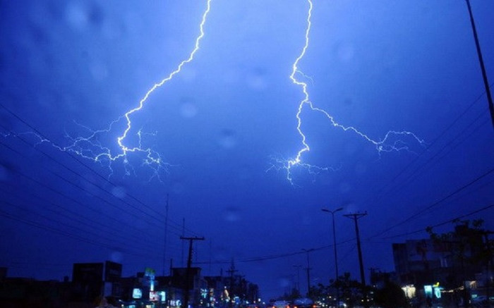 Sét đánh vào 3 người đứng trú mưa, một thanh niên tử vong thương tâm Ảnh 2