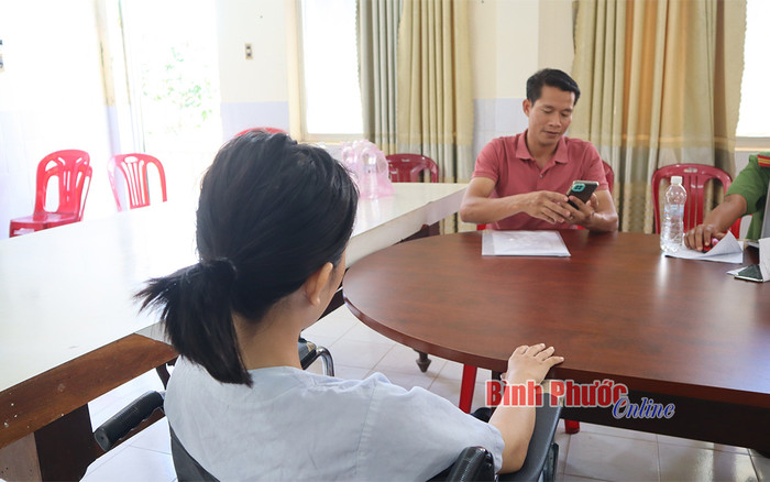 Lực lượng chức năng làm việc với sản phụ D. Ảnh: báo Bình Phước