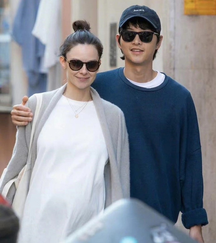 Trong vài tháng trở lại đây, người hâm mộ liên tục bắt gặp Song Joong Ki và vợ xuất hiện tại thành phố Rome, nước Ý