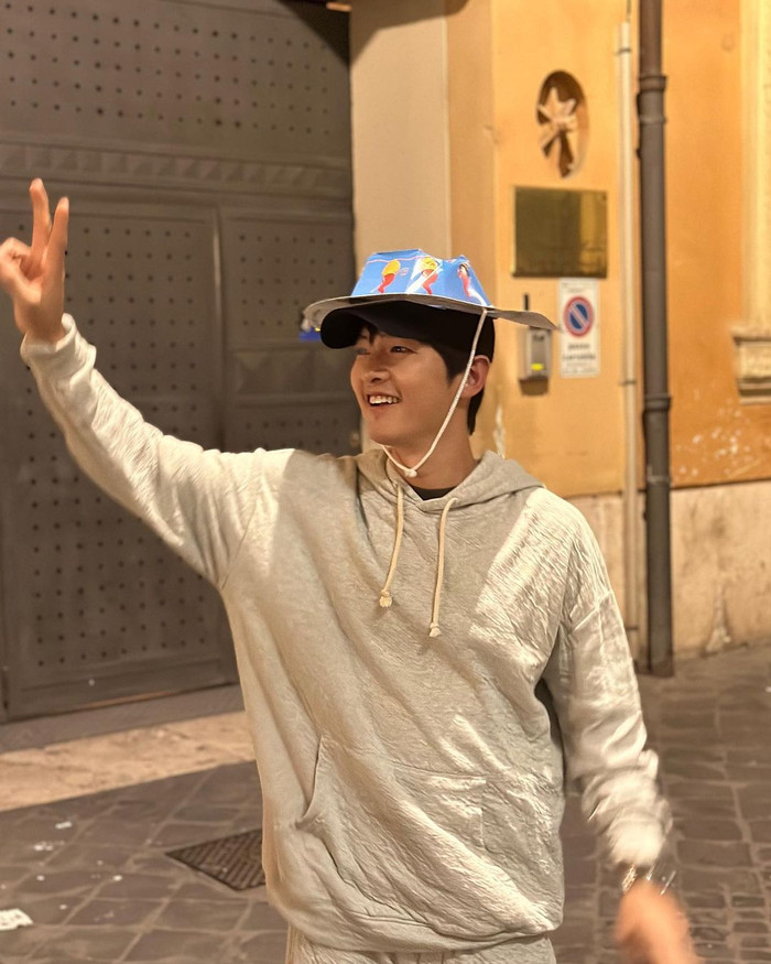 Hiện tại thông tin Song Joong Ki đón con trai đầu lòng đang trở thành chủ đề gây 'sốt' với giới truyền thông