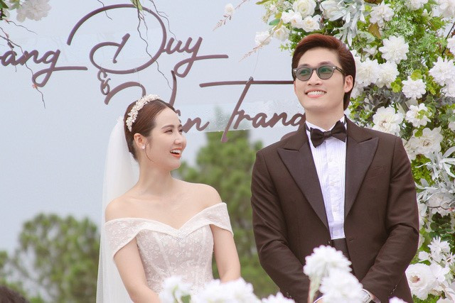 Không chỉ diễn ăn ý trong phim mà ngoài đời, Huyền Lizzie và Đình Tú có mối quan hệ thân thiết.