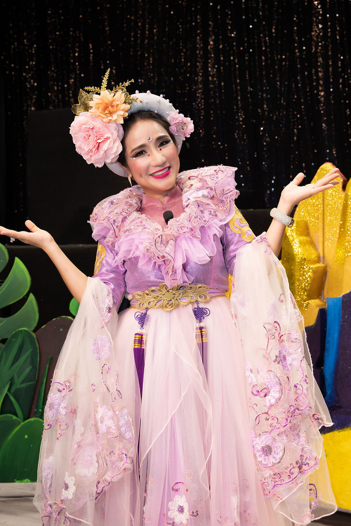 NSƯT Cát Tường dành tặng hàng trăm vé xem kịch cho các trẻ em.