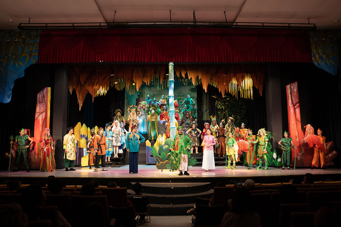 Các em nhỏ tập trung theo dõi từng phân đoạn của vở kịch.