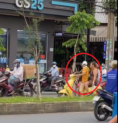 Người phụ nữ 'hổ báo' tát bôm bốp vào mặt chàng trai giữa đường phố, diễn biến sau đó càng bất ngờ Ảnh 1