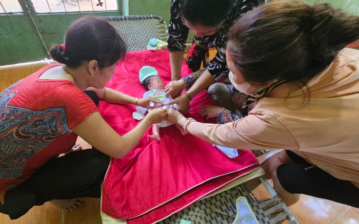 Bé sơ sinh còn nguyên dây rốn bị bỏ rơi ở Bình Dương, bất ngờ với hình ảnh được camera ghi lại trước đó Ảnh 2