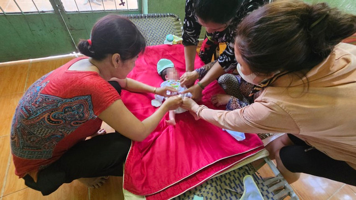  Bé sơ sinh còn nguyên dây rốn bị bỏ rơi ở Bình Dương, bất ngờ với hình ảnh được camera ghi lại trước đó Ảnh 1