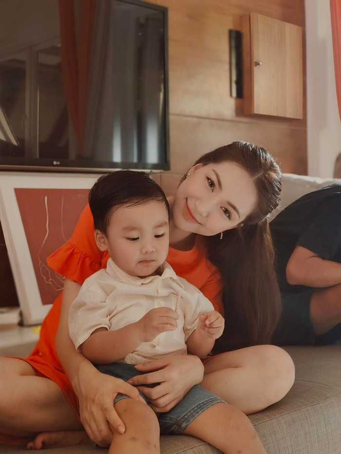  Được mẹ cho lên sóng, con trai Hòa Minzy 'đốn tim' fan bằng loạt biểu cảm siêu đáng yêu Ảnh 6