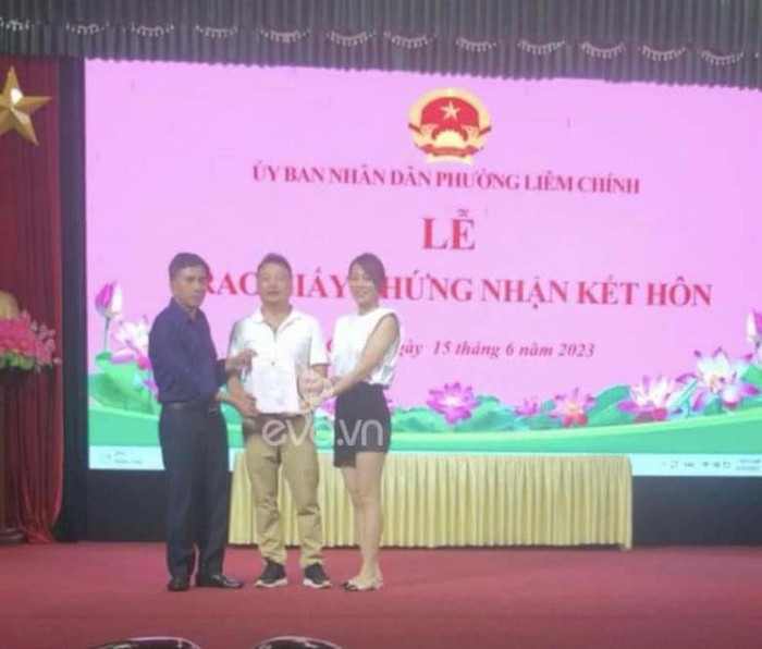  Shark Bình và Phương Oanh đăng ký kết hôn: Chính quyền nói gì về tấm bảng 'hồng hồng, tuyết tuyết' Ảnh 4