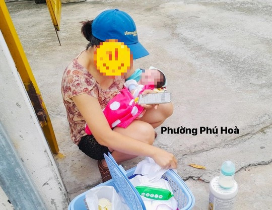 Thời điểm người dân phát hiện bé trai sơ sinh bị bỏ rơi trước cổng chùa (Ảnh: UBND phường Phú Hòa)