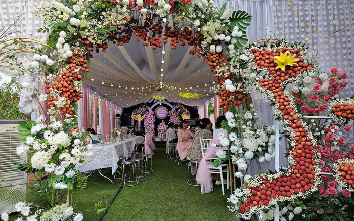 Cô dâu Bắc Giang gây sốt khi dùng 100 chùm vải trang trí cổng cưới, khách đến dự tiệc còn có quà mang về Ảnh 2