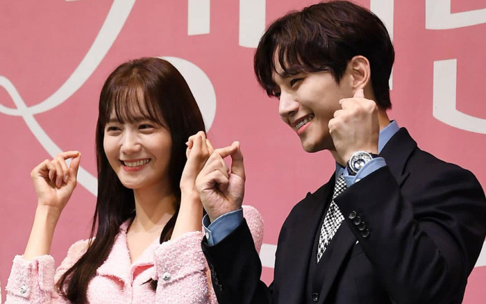 YoonA - Lee Junho để lộ 'gian tình' tại họp báo ra mắt phim King The Land Ảnh 2