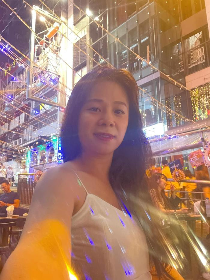 Vợ cũ Shark Bình ăn vận đầy cá tính.