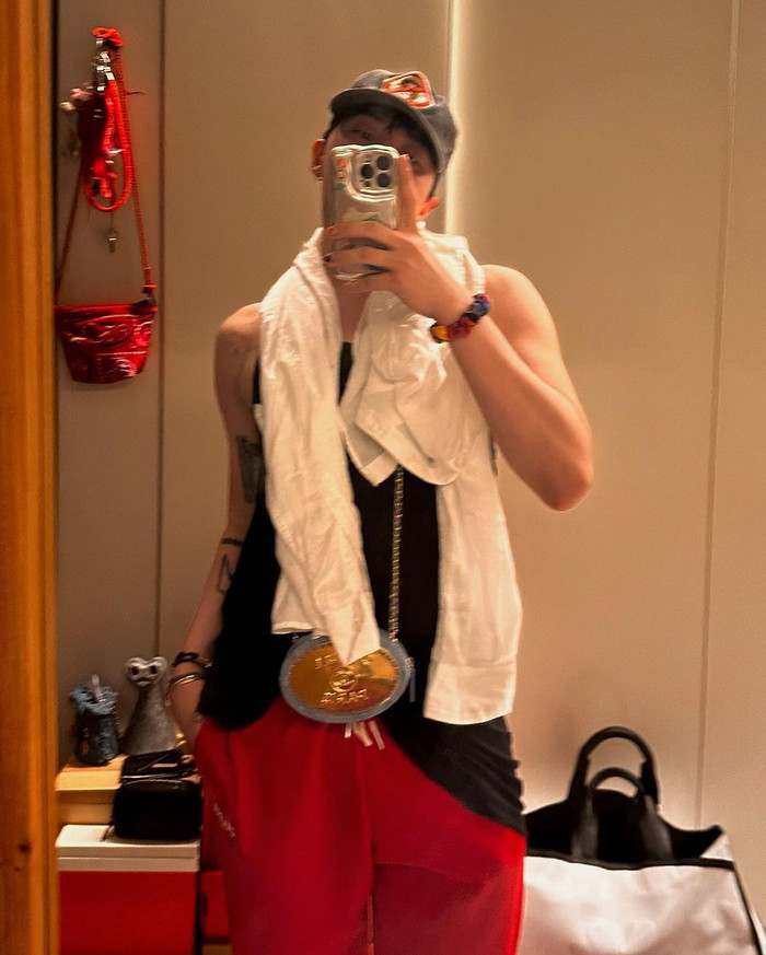  G-Dragon gây chú ý trong loạt ảnh mới, dân tình phấn khích vì một chi tiết Ảnh 4
