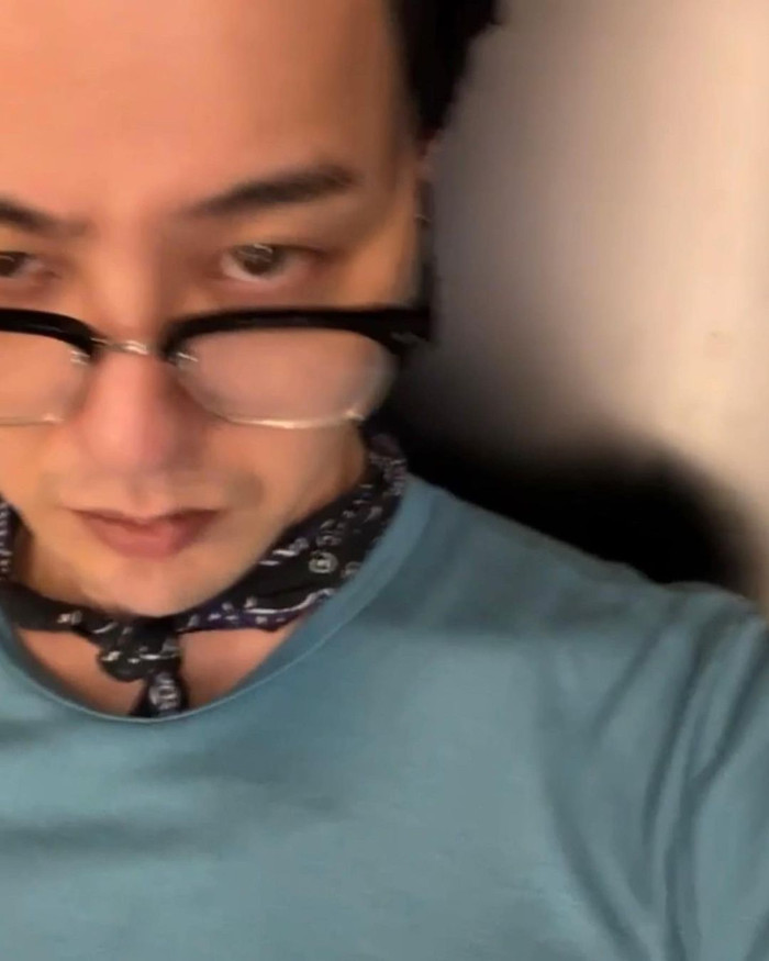  G-Dragon gây chú ý trong loạt ảnh mới, dân tình phấn khích vì một chi tiết Ảnh 3