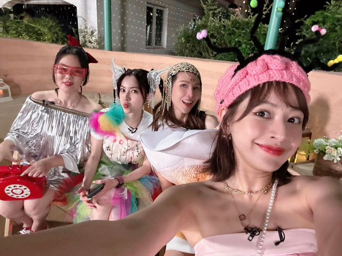 Các tỷ tỷ vô cùng vui vẻ, hòa đồng khi đứng chung khung hình với Chi Pu