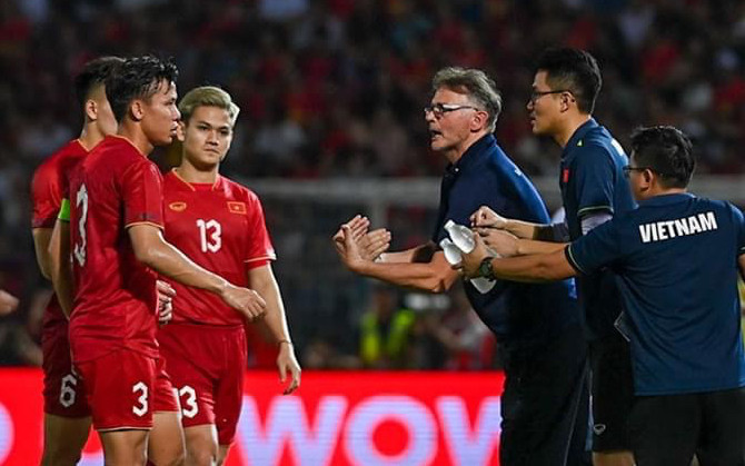 HLV Troussier không họp báo, HLV đội khách trách trọng tài Ảnh 2