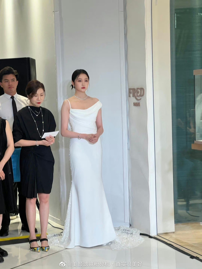  Ảnh chưa chỉnh sửa của Quan Hiểu Đồng bị chê thậm tệ, fan yêu cầu đổi stylist gấp Ảnh 6