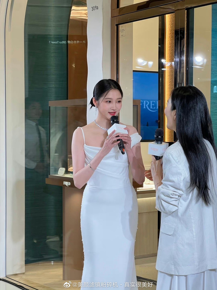  Ảnh chưa chỉnh sửa của Quan Hiểu Đồng bị chê thậm tệ, fan yêu cầu đổi stylist gấp Ảnh 8