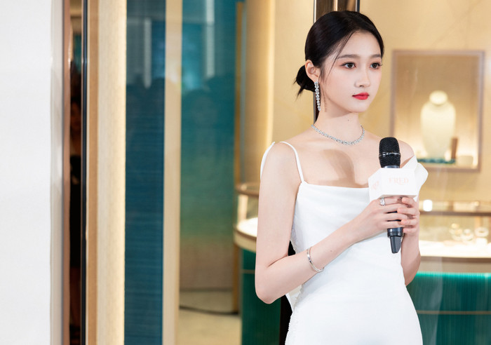  Ảnh chưa chỉnh sửa của Quan Hiểu Đồng bị chê thậm tệ, fan yêu cầu đổi stylist gấp Ảnh 9