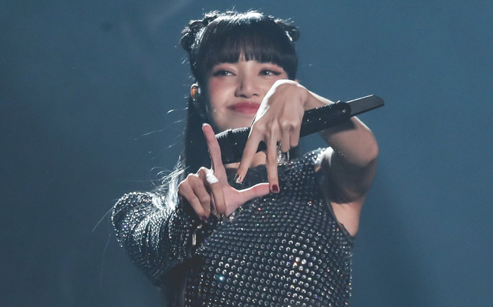 Đang hát mà được tặng máy chơi game, phản ứng của Lisa liệu có khiến anti-fan 'quay xe'? Ảnh 2