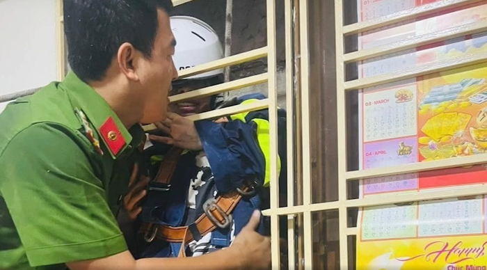 Cảnh sát giải cứu cô gái mắc kẹt trong khe hẹp giữa 2 bức tường sau 30 phút