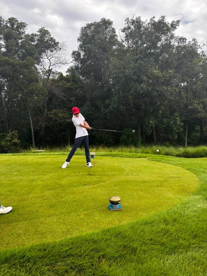  Con trai Cường Đô La lần đầu chơi golf cùng bố, thần thái khi cầm vợt chuẩn 'con nhà nòi' Ảnh 5