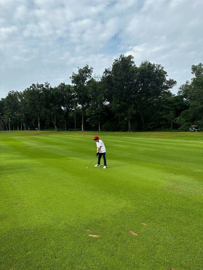  Con trai Cường Đô La lần đầu chơi golf cùng bố, thần thái khi cầm vợt chuẩn 'con nhà nòi' Ảnh 4
