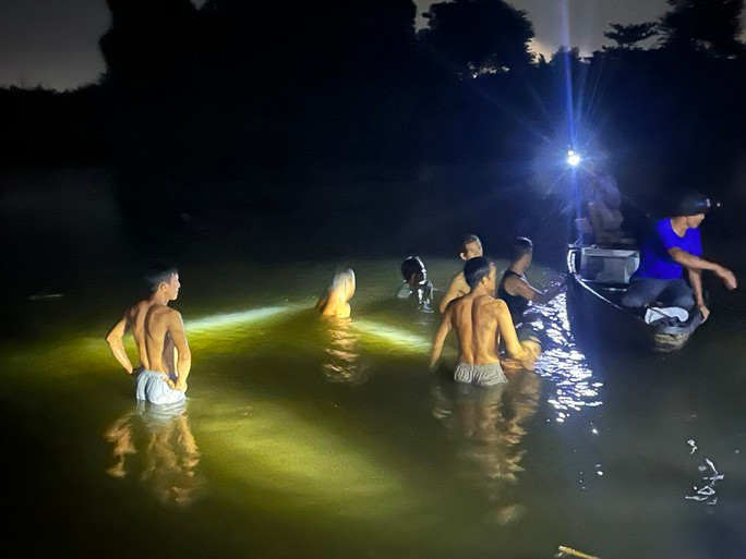  Đi tắm sông lúc chạng vạng, 3 ông cháu đuối nước tử vong thương tâm Ảnh 1