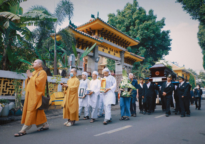 Jun Phạm cúng thất đầu tiên cho bố, tiết lộ mục đích sử dụng số tiền phúng điếu Ảnh 3