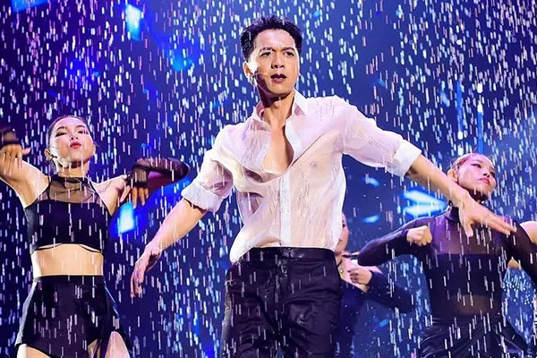 Màn vũ đạo nhảy trong mưa của vị Chủ tịch ACB gây sốt khắp cõi mạng