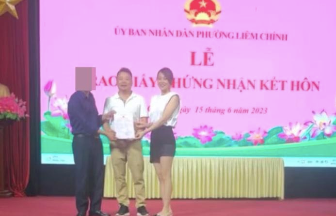 Trưa ngày 15/6, hình ảnh Shark Bình và Phương Oanh trong buổi lễ đăng kí kết hôn lan truyền khắp diễn đàn mạng xã hội 