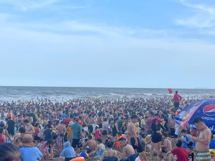 Bất chấp đông đúc, 'biển người' vẫn đổ về các bãi tắm, hòa mình vào biển nước để 'giải nhiệt'. (Ảnh: MXH)