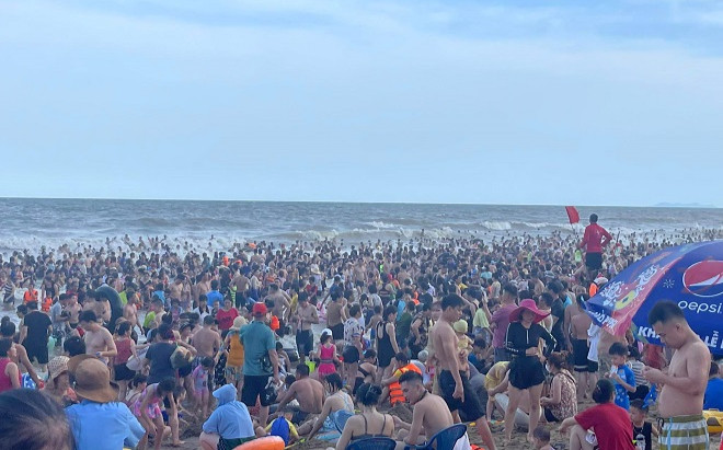 Nắng nóng, biển Sầm Sơn đông nghẹt dịp cuối tuần: Người 'dính' người không có khoảng trống Ảnh 2