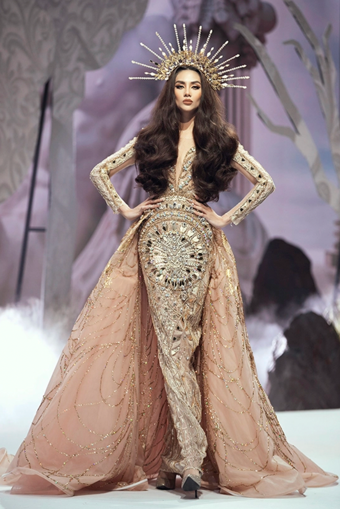 Võ Hoàng Yến tiếp tục 'công phá' sàn diễn thời trang trong nước. (Ảnh tổng hợp)