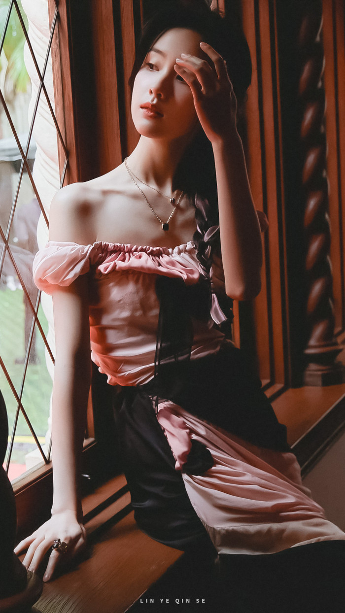 Người đẹp họ Trần ghi điểm với kiểu tóc tết đan xem dây vải hồng cùng tông trang điểm ngọt ngào thu hút.