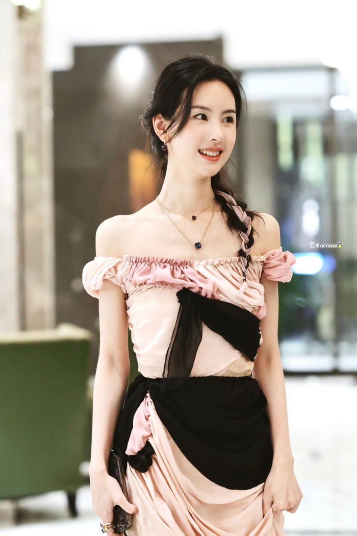 Thậm chí, nhiều ý kiến cho rằng cô nàng có phần không tôn trọng người xem khi thản nhiên “đắp” vải vụn tham dự sự kiện.