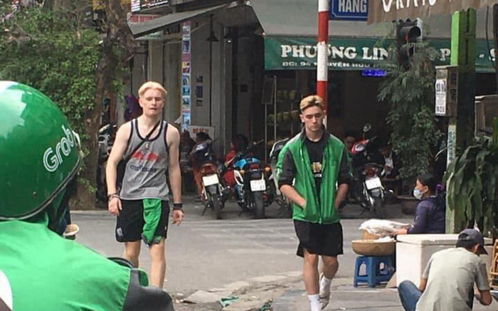 Thảng thốt trước khách Tây mua nhầm áo tài xế đi bát phố nhưng trông vẫn chất như 'local brand' Ảnh 2