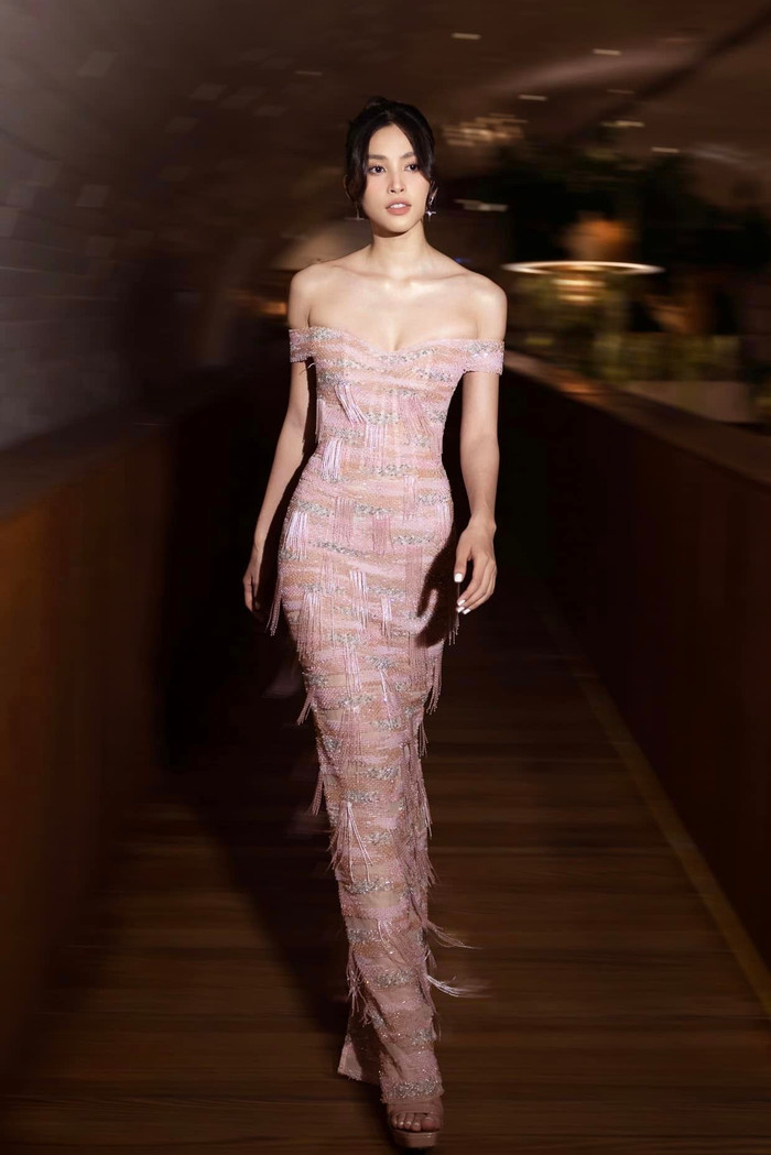 Kiểu dáng vai trần cũng giúp Top 30 Miss World 2018 khoe được bờ vai hao gầy, trắng tinh của mình. 