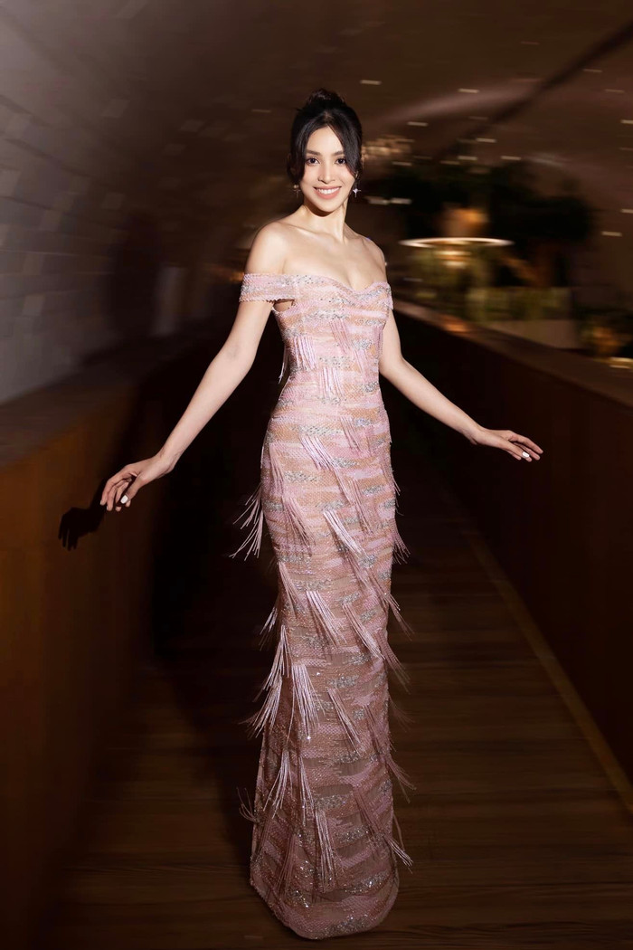 Cô tự tin tạo dáng trước ống kính máy quay, thần thái và sắc vóc của Tiểu Vy thăng hạng một cách rõ rệt từ lúc đăng quang Hoa hậu Việt Nam 2018 tới nay. 