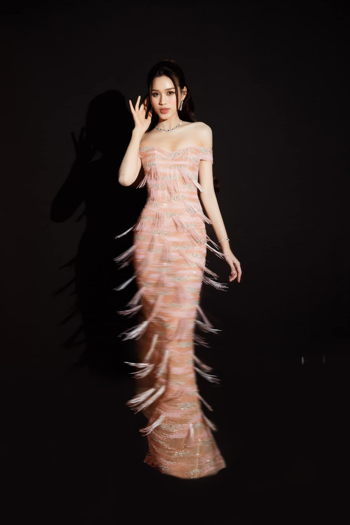 Nếu là fan sắc đẹp chân chính sẽ dễ dàng nhận ra bộ váy này từng được Đỗ Thị Hà mặc tại sự kiện vào đầu năm 2023. 