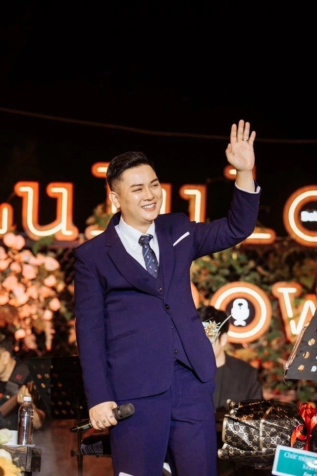  Hoài Lâm song ca cùng Bạch Công Khanh trên sân khấu mới, dân mạng phản ứng ra sao? Ảnh 1