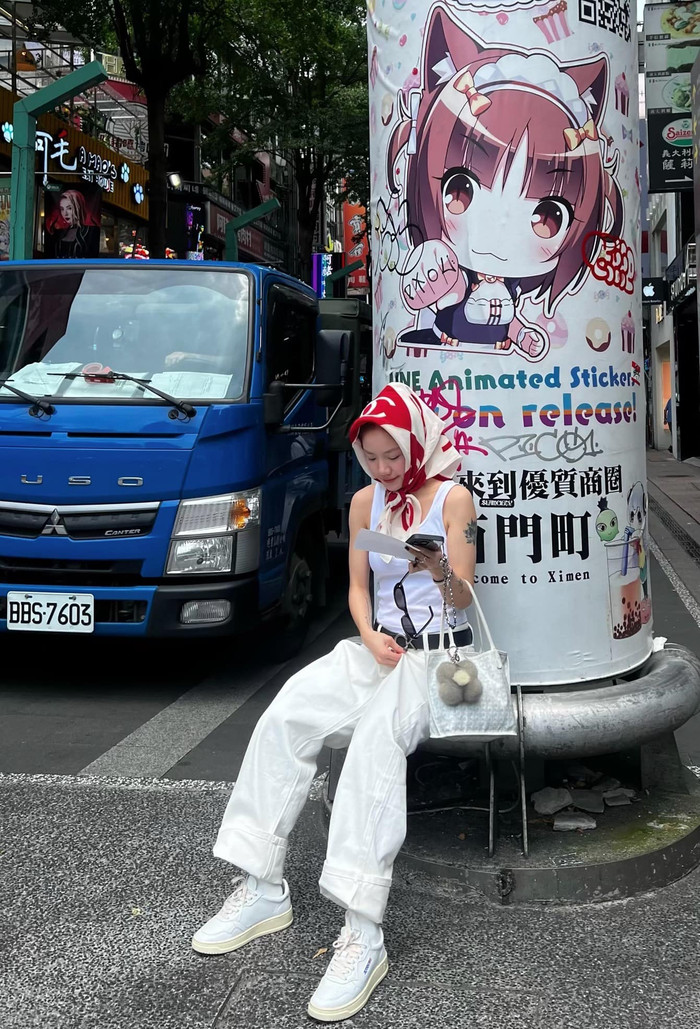 Phương Ly đeo thêm chiếc khăn màu đỏ để làm điểm nhấn cho bộ trang phục