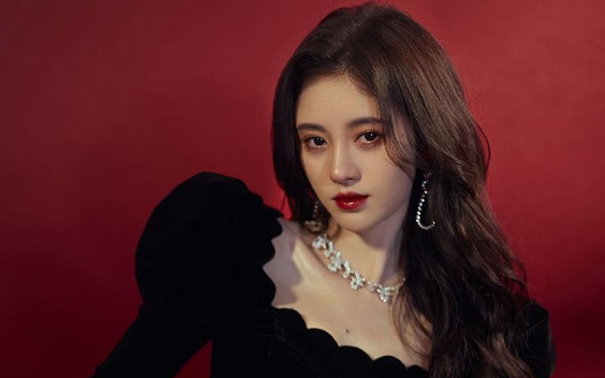 Cúc Tịnh Y đang bị đe dọa sự nghiệp, nguyên nhân vì sự xuất hiện của 2 nhân vật lạ Ảnh 2