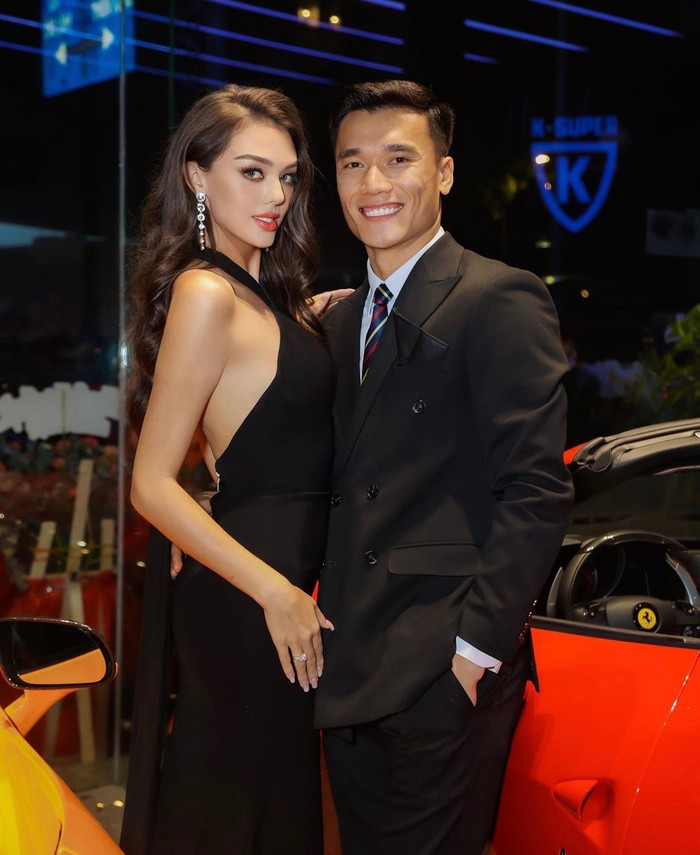 Chàng thủ môn quốc dân rạng ngời bên cạnh cô vợ người mẫu. Cả hai thực sự rất đẹp đôi.