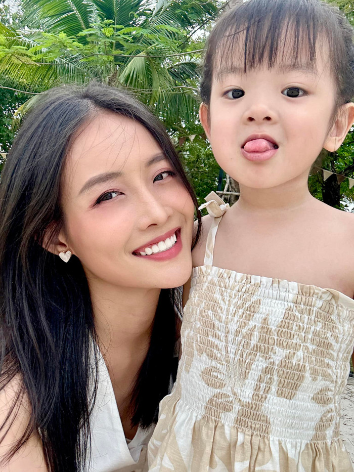 Con gái Trương Mỹ Nhân không chỉ sở hữu vẻ ngoài xinh xắn, đáng yêu được thừa hưởng từ bố mẹ mà còn một em bé sống tình cảm và hiểu chuyện. 