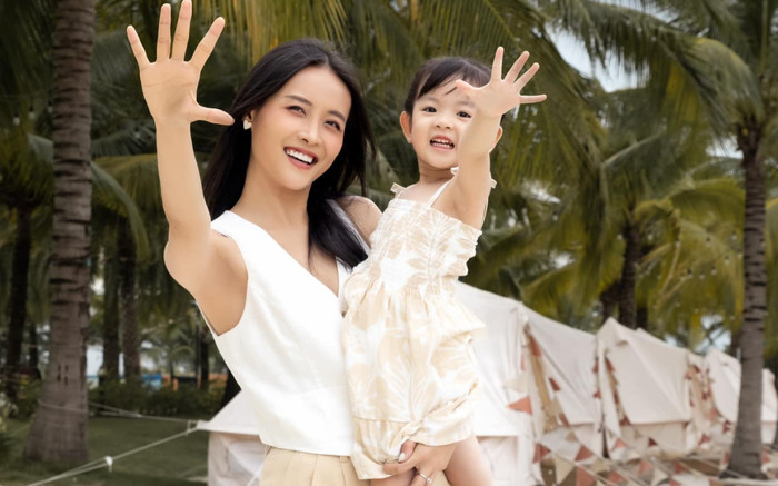 Mới chỉ 3 tuổi, con gái Trương Mỹ Nhân khiến dân tình 'tan chảy' bằng câu nói đầy tình cảm dành cho mẹ Ảnh 2