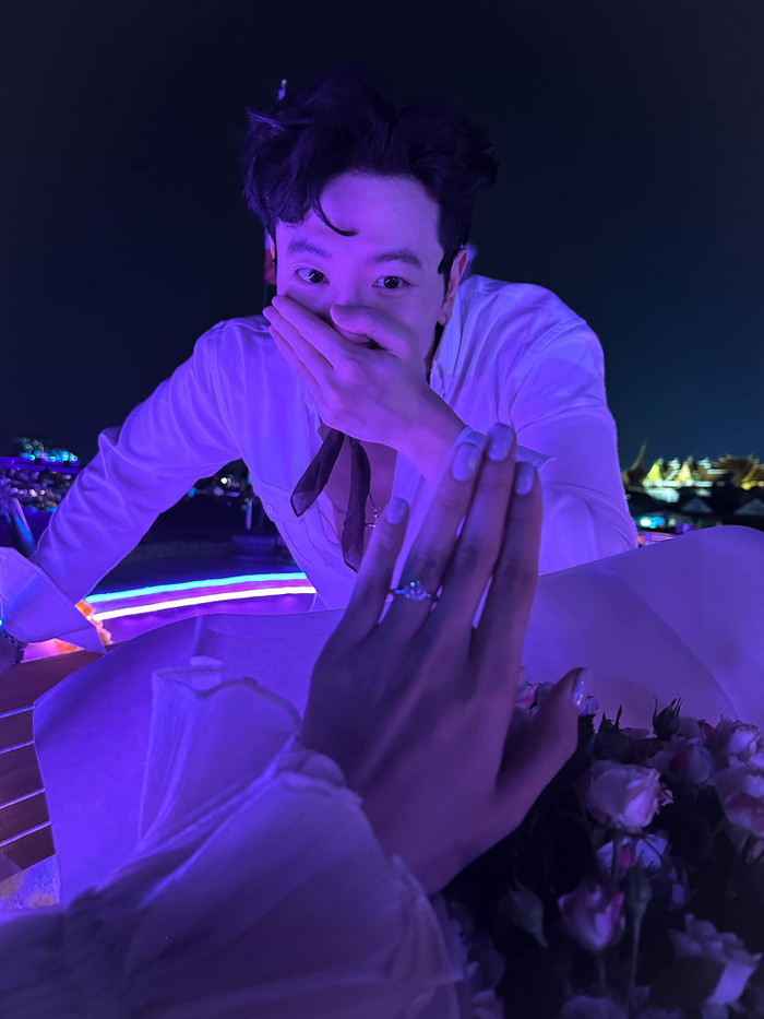 Tháng 5/2023, Phí Ngọc Hưng vừa cầu hôn Trương Mỹ Nhân sau 5 năm hẹn hò tại Thái Lan. Theo chia sẻ, hôn lễ của cặp đôi sẽ được diễn ra trong năm nay 