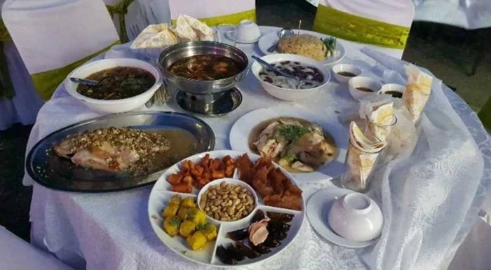 Cận cảnh bàn ăn thịnh soạn với 8 món 