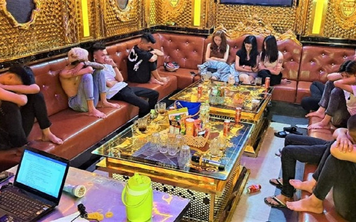 Đang say sưa 'làm bậy' trong phòng karaoke, nhóm nam nữ thanh niên bị Công an ập vào bắt quả tang Ảnh 2