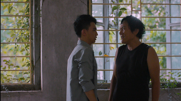 Thạch 'chạm mặt' bố khi đi bán thận, Bát là người môi giới cho cậu.